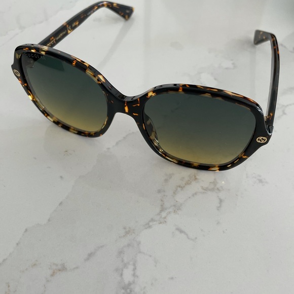 Gucci sunglasses only worn once - Picture 1 of 7